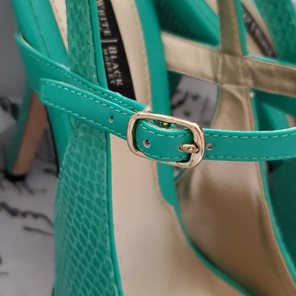 WHBM Green Python Stacked Heels - Picture 14 of 16